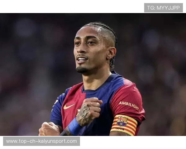 巴萨中路渗透式进攻成形，拉菲尼亚远射建功